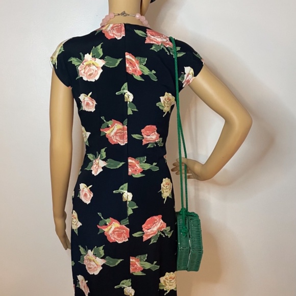 ❌ SOLD! Capped sleeve fitted twist v- neck midi - Picture 4 of 9